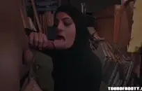 لطيف في سن المراهقة يلعب مع لعبة بينما صديقها الملاعين.