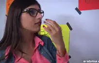 مص قضيبه الأبيض في الفندق.