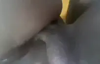 مراهق مؤخرة كبيرة في حمالة صدر حمراء وسراويل داخلية بيضاء وجوارب وجوارب طويلة.