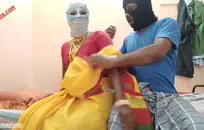 شقي في سن المراهقة فاتنة اللعب مع بوسها الوردي.