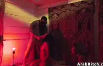 عملاقة في سراويل مثيرة ، وركوب دسار عملاق ومثير.