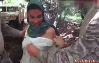 مثير فتاة تلعب معها ضخمة الثدي.