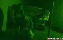 فتاة طويلة مع التصفيق الكبير على السرير.