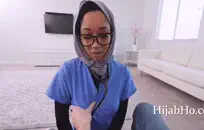 الشباب في سن المراهقة الهواة يلعب مع ضيق كس حتى النشوة الجنسية.