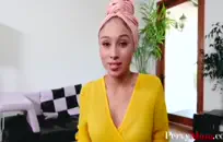 تحب الديك في مؤخرتها الضيقة.