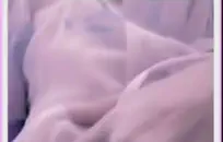 صبي صغير يستمني ويظهر انتفاخه.