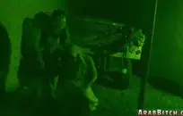 فاتنة لاتينا مفلس تمتص ديك أسود كبير.