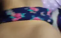 الشباب في سن المراهقة خشب الأبنوس يأخذ كل شيء في الهواء الطلق.