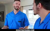 فاتنة سمراء قرنية يعطي اللسان الساخنة.