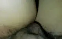 امرأة سمراء في سن المراهقة يعطي اللسان مذهلة ويحصل الفم الكامل من نائب الرئيس.