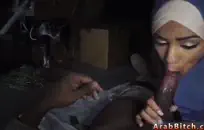 فتاة مراهقة تلعب مع بوسها ، لكن بوسها لا يزال مؤلمًا من هذا القضيب.