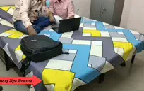 قرنية في سن المراهقة وقحة في ضيق أسود طماق مارس الجنس أثناء مص بي بي سي.