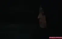 فتاة مراهقة تلعب مع الديك أثناء اللعب في سراويل داخلية وسراويل داخلية.