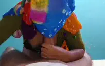 فتاة لطيفة مع أثداء ضخمة في الأماكن العامة.