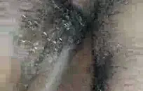 منفردا في سن المراهقة يلعب مع الديك بينما الحجرة في المنزل.