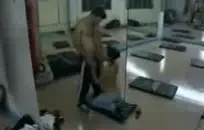 لطيف الأبنوس في سن المراهقة يحصل بوسها ضيق مليئة نائب الرئيس ويأكل ذلك.